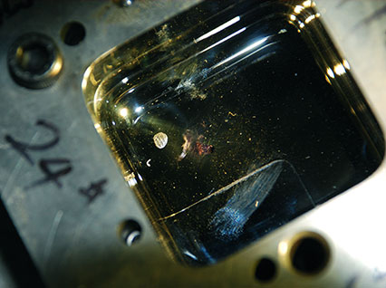 <a href='http://m.shagerinfo.cn/product/3.htm' class='text_a'>模具激光焊機</a>修復(fù)鏡面模具效果